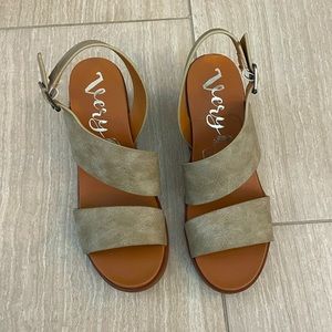 NWOT Pewter sandals 9.5